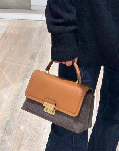 MK
100 dhs✅
size：20cm

With the box
🎁🎁🎁

Zain35
♥️♥️♥️