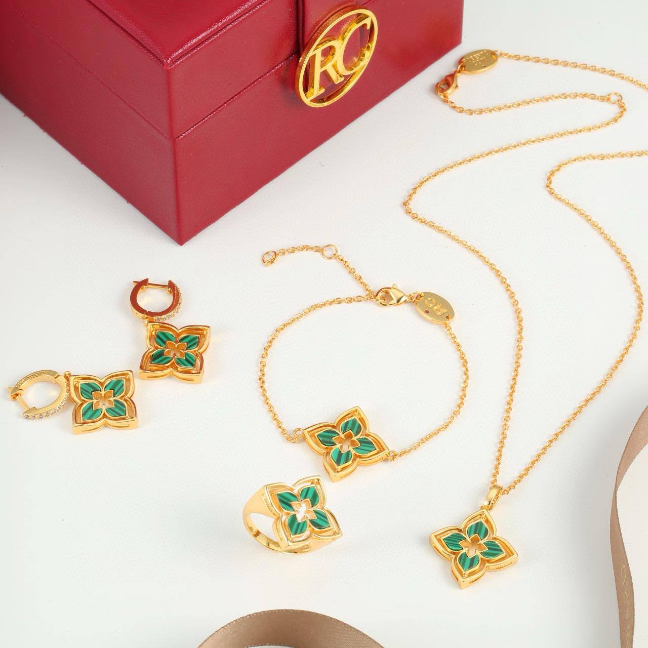 ROBERTO COIN
SET
NECKLACE 
BRACELET 
EARRINGS 
RING
170 DHS🪙🌨️

Zain89
♥️♥️♥️