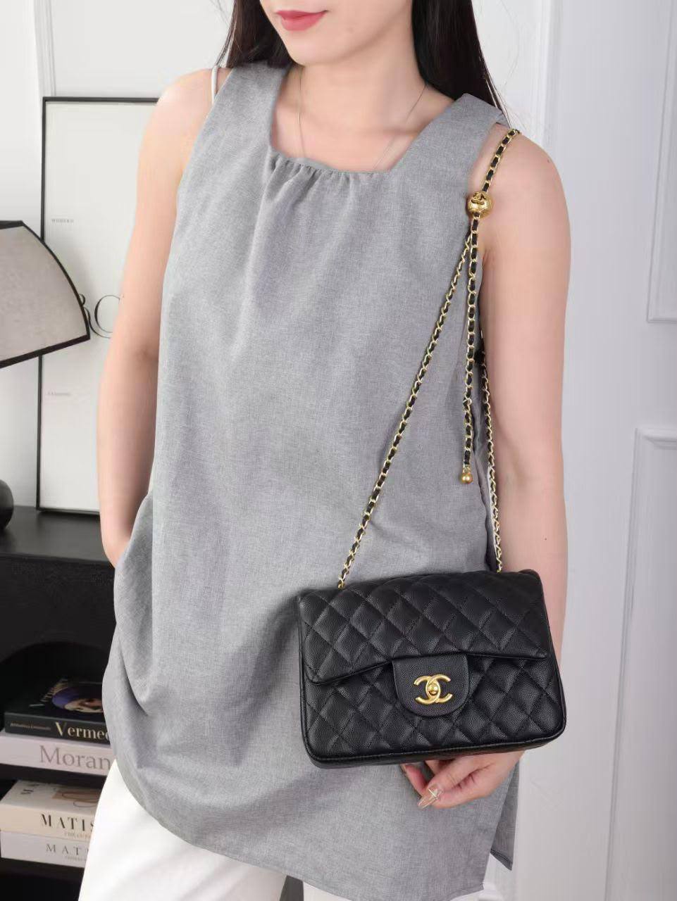 CHANEL

 RESTOCK 
GOOD QUALITY 

WITH BOX 
100 dhs🇦🇪🇦🇪

Size:22cm

Zain295
Zain39
♥️♥️♥️