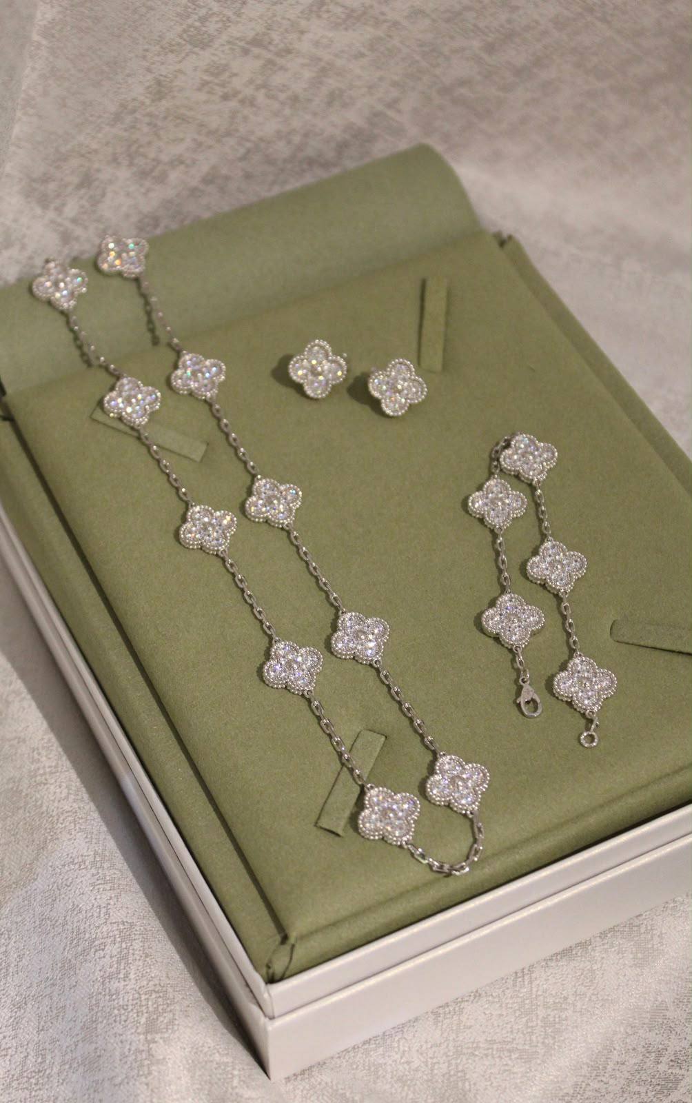 VanCleef & Arpels 💚 -PriceUpdate-
Magic Alhambra Full Set
⁠Necklace 10 Motifs 105Ð
⁠Bracelet 5 Motifs  75Ð
⁠Earings 1 Motif  55Ð
18K gold plated
 Master Quality 
Full Set
 335 dhs🇦🇪with Normal Box
 400 dhs🇦🇪 with Orignal Box
Zain209
♥️♥️♥️