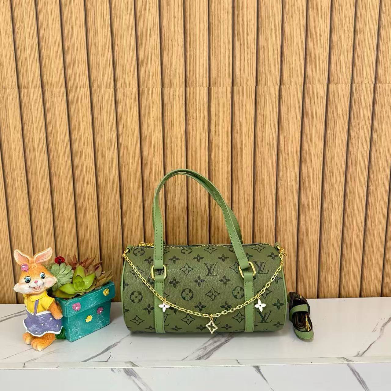 LV
Size  25×13×12.5cm
100 dhs🇦🇪🇦🇪

Zain04
♥️♥️♥️