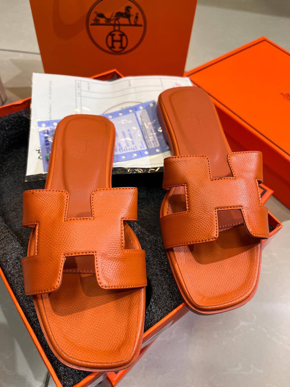 Hermes Flat Slippers
Size 36 To 41
90 dhs💓

Zain241
♥️♥️♥️