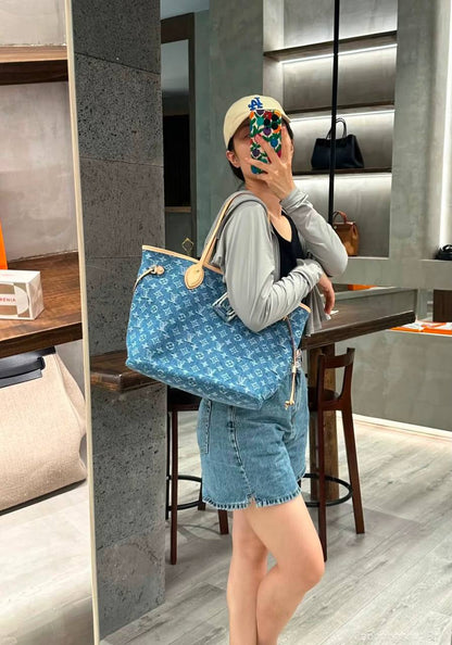 LOUIS VUITTON 

COPY ONE 

WITH BOX 

110 dhs🇦🇪🇦🇪

Zain295
♥️♥️♥️