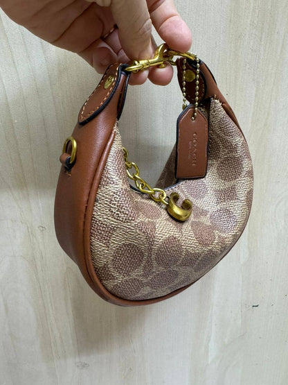 🍒 Coach Jonie

1️⃣ First quality +🎁

Size : 16.5 * 9 cm

80 dhs✅

with box
🎁🎁🎁

Zain115
♥️♥️♥️