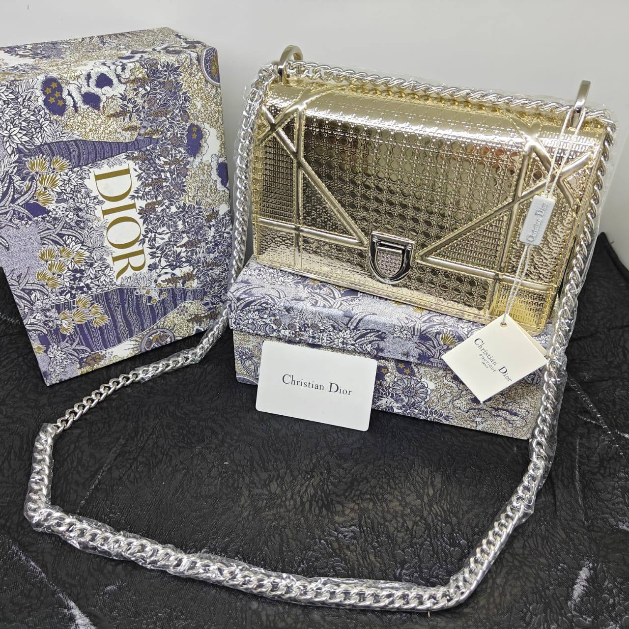 Dior
115 dhs❣️
with box
🎁🎁🎁

Zain235
♥️♥️♥️