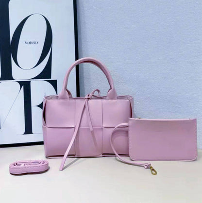 BOTTEGA
 NEW CAME GOOD QUALITY  
WITH BOX 
🎁🎁🎁

110 dhs🇦🇪

Zain39
♥️♥️♥️