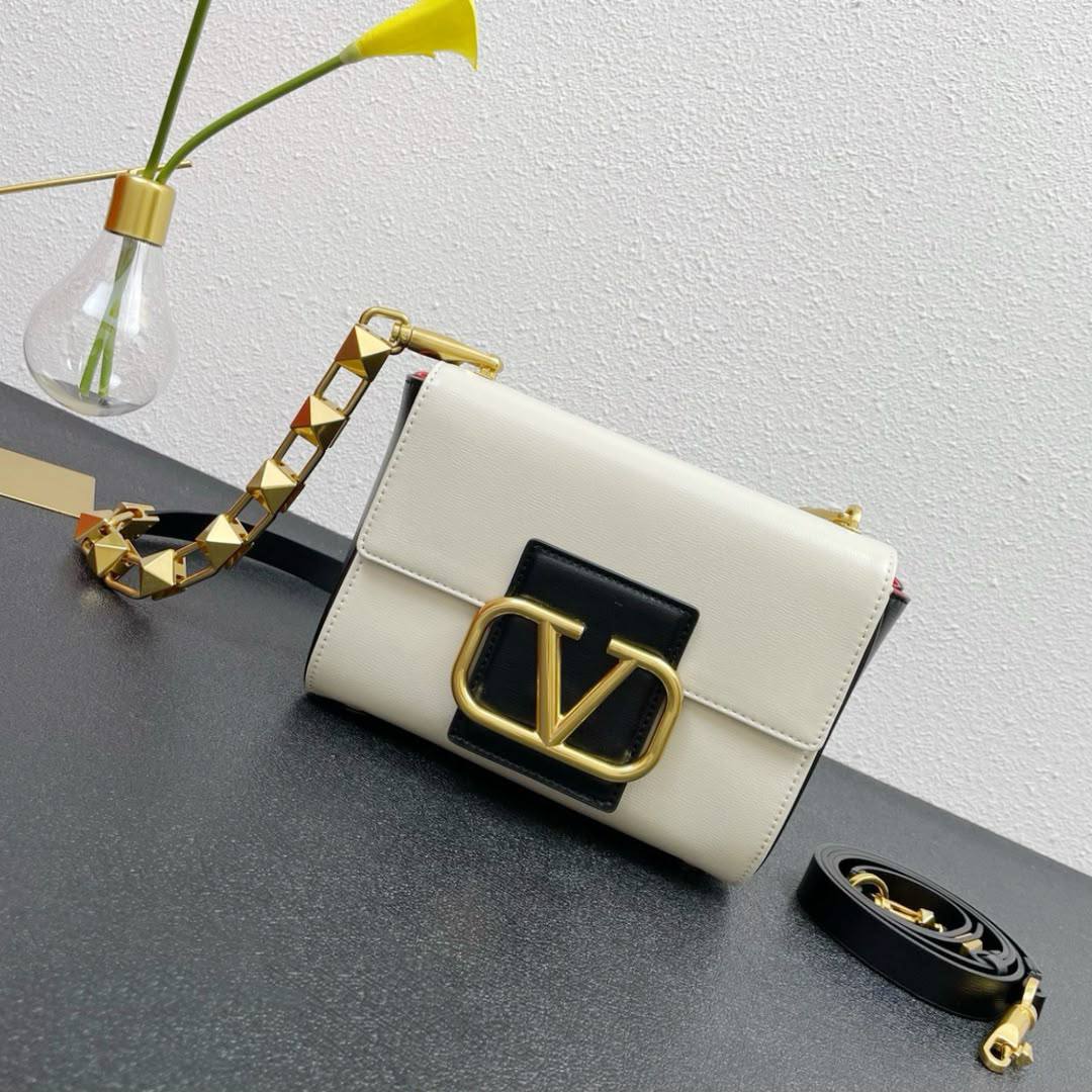 VALENTINO 
COPY ONE
200 dhs✅

Zain295
♥️♥️♥️