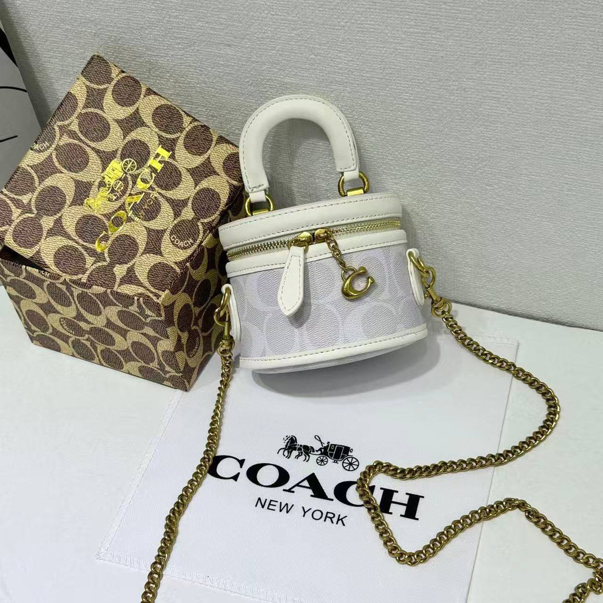Coach 
90 dhs🇦🇪🇦🇪

with box
size 12×8×9cm

Zain42
♥️♥️♥️