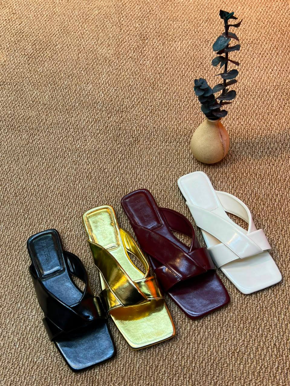 Slippers
75 dhs✅
Size 36-41

Zain236
♥️♥️♥️