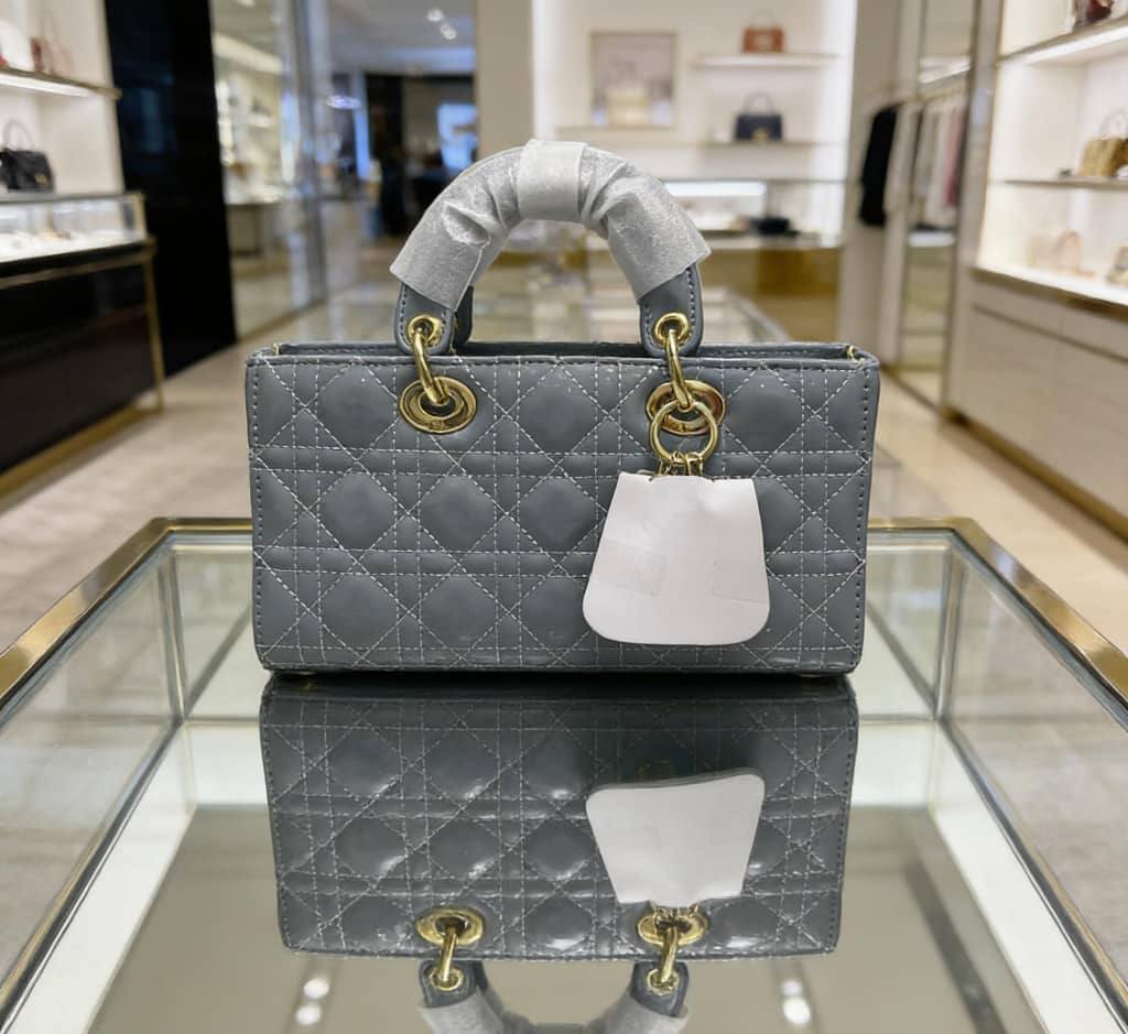 Dior
115 dhs🇦🇪
with box
🎁🎁🎁

Size:25/13/8

Zain07
♥️♥️♥️