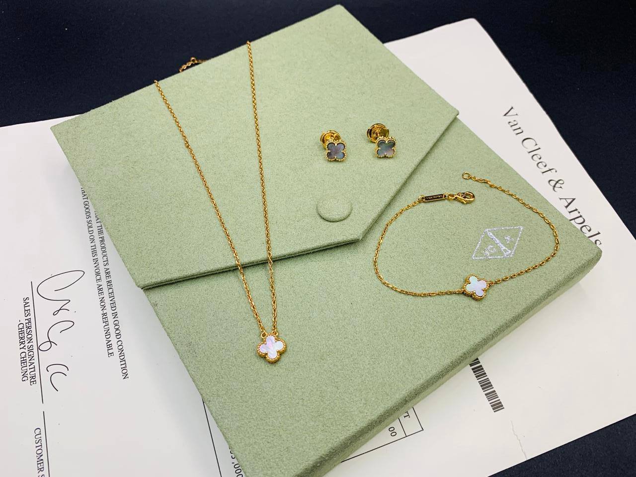 VCA SET 
MINI SIZE
NECKLACE BRACELET EARRINGS
95 DHS🇦🇪🇦🇪💫✨💥
WITH SMALL BOX AND PAPER BAG VCA🎁🛍️

Zain89
♥️♥️♥️