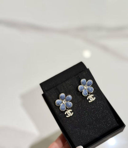 CHANEL ❤️‍🔥*
Necklace 🦋
Earring🍁
Master quality 💯
With normal boxes 📦 
210 dhs❣️
With master box 🗃️ 
240 dhs❣️

Zain216
♥️♥️♥️