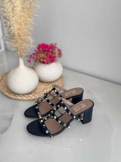 VALENTINO
*Vip quality*
*Size 36 to 41*
400 dhs✅

Zain113
♥️♥️♥️