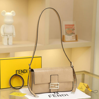 FENDI

Best quality 
with box

130 dhs🇦🇪🇦🇪


size 25CM

Zain290
♥️♥️♥️