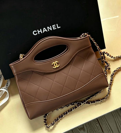 CHANEL 

GOOD QUALITY 

WITH BOX 
🎁🎁🎁

105 dhs✅

Zain39
♥️♥️♥️