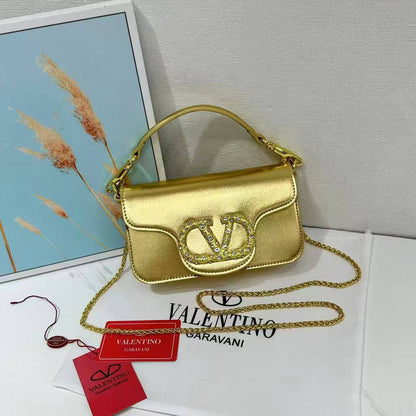 VALENTINO 
NEW CAME HIGH QUALITY 

WITH BOX 
🎁🎁🎁

125 dhs💓
Size:20cm

Zain39
♥️♥️♥️