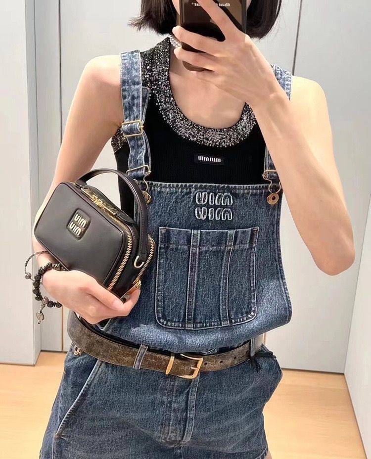 MIU MIU 

 GOOD QUALITY 

WITH BOX  🎁

90 dhs✅

Zain295
♥️♥️♥️