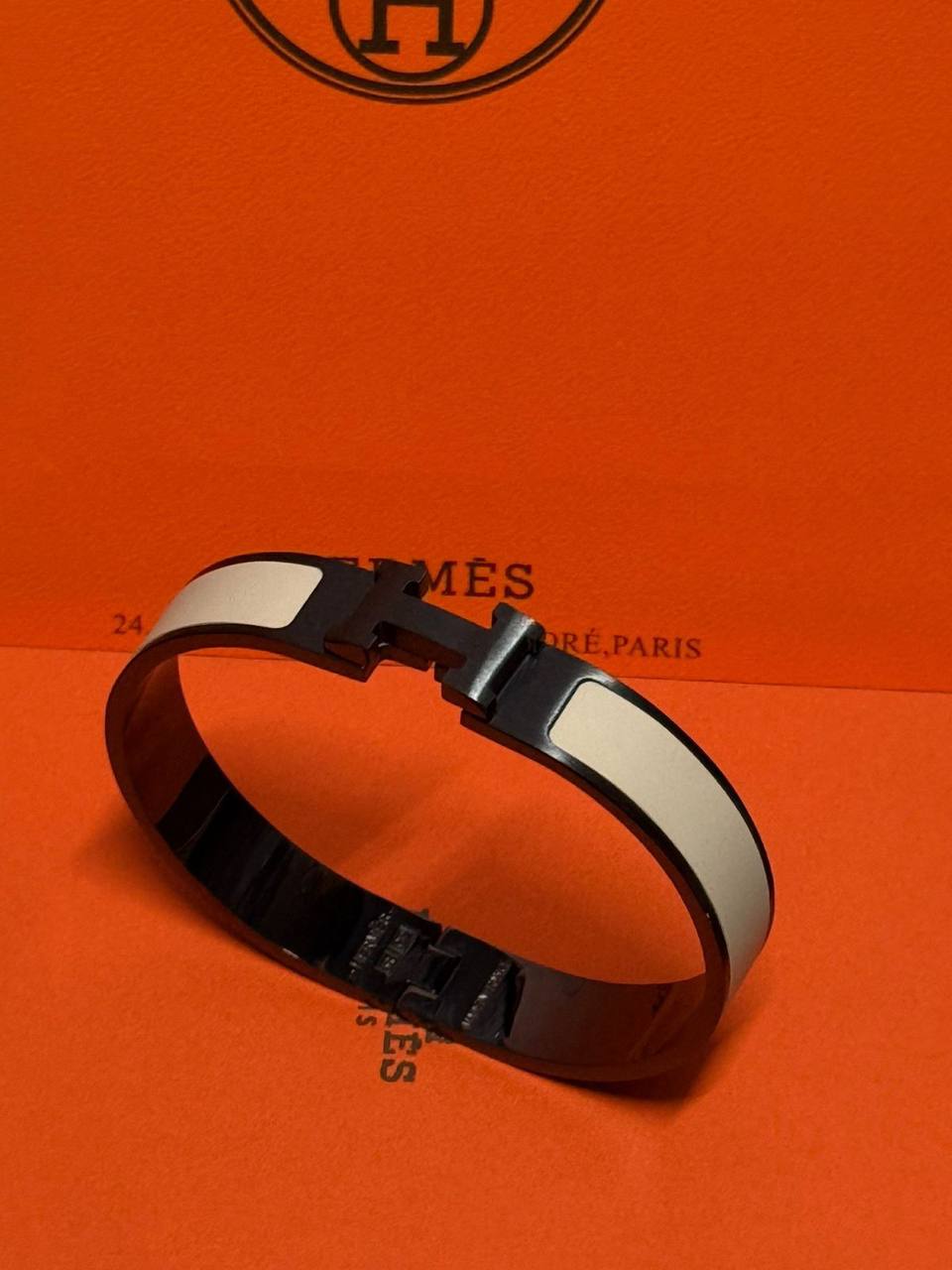 Hermes ❤️‍🔥*
Bangle ✨
Master quality 💯
Size 17,19,21
With normal boxes 📦 
55 dhs💓
With master box 🗃️ 
65 dhs💓

Zain216
♥️♥️♥️