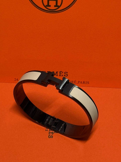 Hermes ❤️‍🔥*
Bangle ✨
Master quality 💯
Size 17,19,21
With normal boxes 📦 
55 dhs💓
With master box 🗃️ 
65 dhs💓

Zain216
♥️♥️♥️