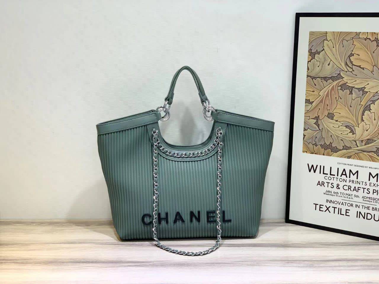 Chanel 
Good Quality 
105 dhs❤️

Zain250
♥️♥️♥️
