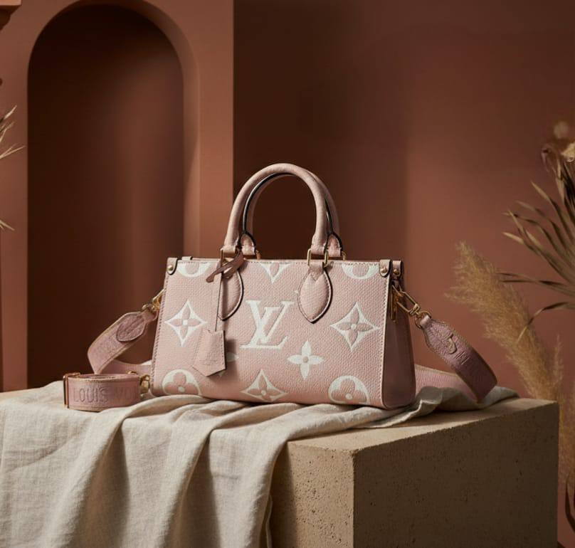 LV
ᴇᴀsᴛ ᴡᴇsᴛ ᴏɴ ᴛʜᴇ ɢᴏ
ᴡɪᴛʜ ᴄᴏɪɴ ᴘᴜʀsᴇ
ʜᴀs ᴀ ᴛʀɪᴍ ʙᴇʟᴛ sᴛʀᴀᴘ
ɢᴏʟᴅ ʜᴀʀᴅᴡᴀʀᴇ
ᴍᴏɴᴏɢʀᴀᴍ ʟᴇᴀᴛʜᴇʀ
sɪᴢᴇ : 23 x 13 x 10 cm
ᴡɪᴛʜ BOX
🎁🎁🎁

115 dhs✅

Zain31
♥️♥️♥️
