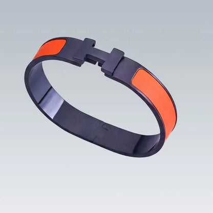 Hermes 
Size available 👇
17,19,21
Bangle ✨
Master quality 💯
With normal boxes 🗃️ 
60 dhs🇦🇪🇦🇪

With master box 📦 
75 dhs🇦🇪🇦🇪

Zain216
♥️♥️♥️