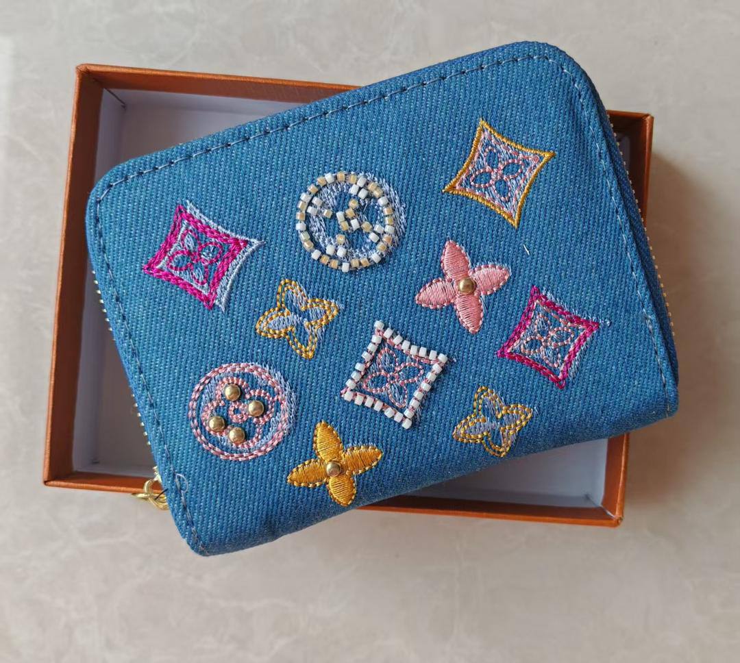 LV wallet

small
45 dhs🌺
size 12×2×10cm

big
50 dhs🌺
size 20×2×11cm

Zain42
♥️♥️♥️