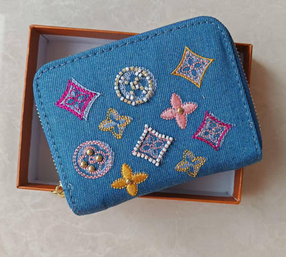 LV wallet

small
45 dhs🌺
size 12×2×10cm

big
50 dhs🌺
size 20×2×11cm

Zain42
♥️♥️♥️