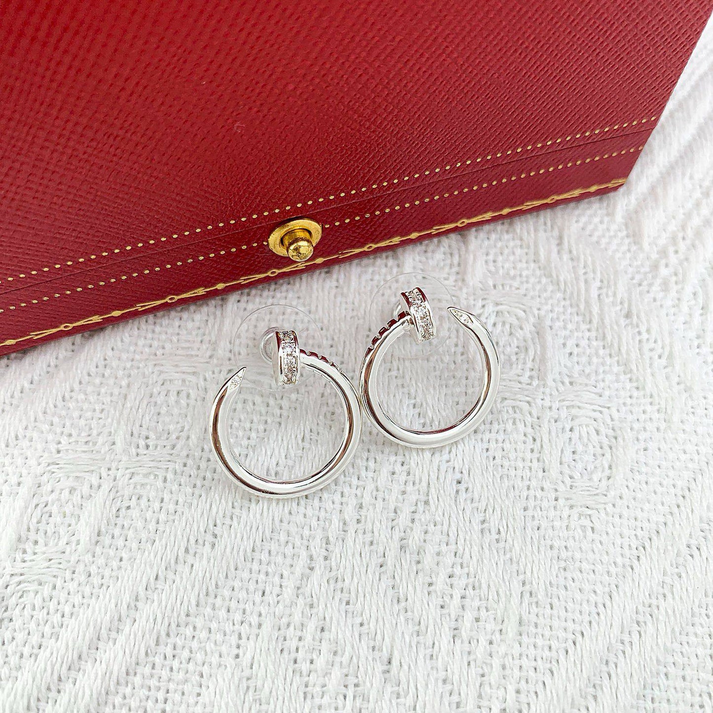 *Cartier Set* 💫
  _*NECKLACE*_📿
  _*EARRING*_    💎
   *85* AED
    _EACH_
    *WITH*
   *Box*📦
🎁🎁🎁

Zain89
♥️♥️♥️