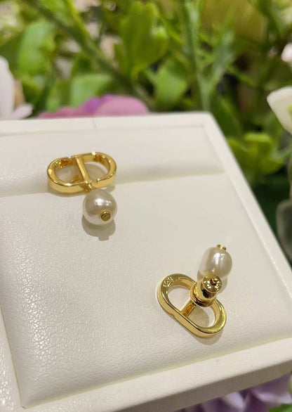 Dior ❤️‍🔥*
Necklace 🦋
Earring ✨
Master quality 💯
With normal boxes 🗃️ 
75 dhs🇦🇪
With master box 📦 
90 dhs🇦🇪

Zain216
♥️♥️♥️