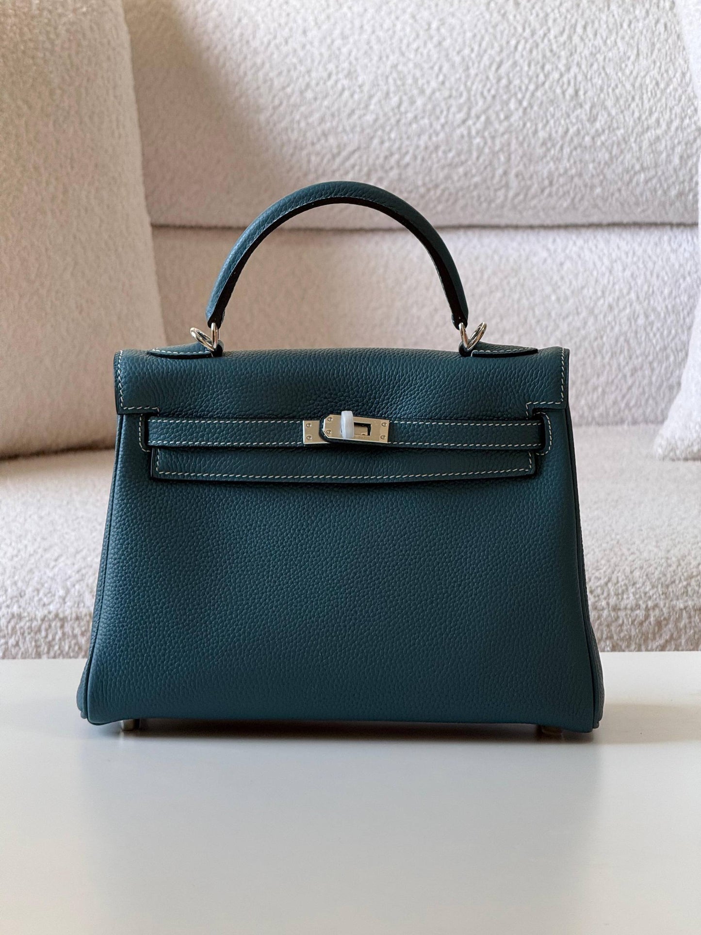 Hermes

kelly 25cm💕

master quality😍with box❤️
🎁🎁🎁

400 dhs❤️💚❤️

Zain52
♥️♥️♥️