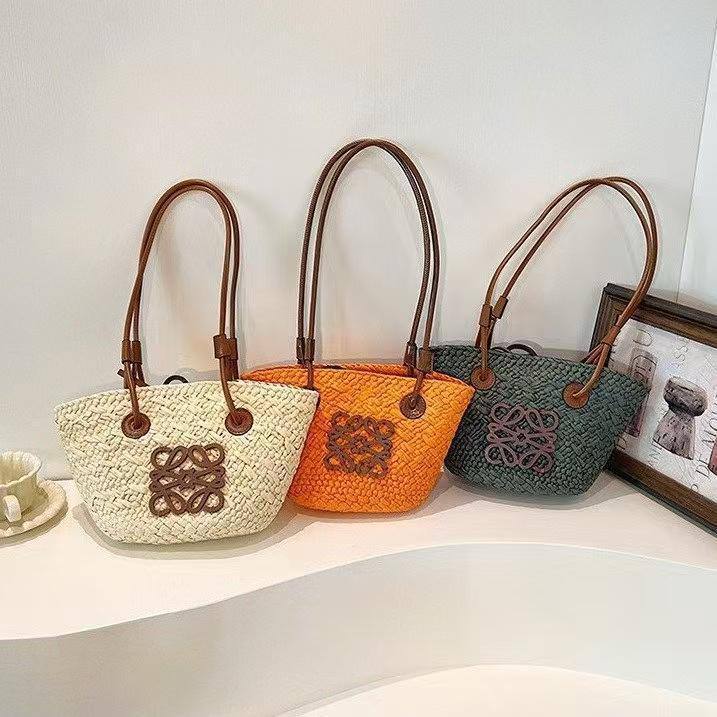 Loewe
36*20*12cm
60 dhs🪙🌹

Zain17
♥️♥️♥️