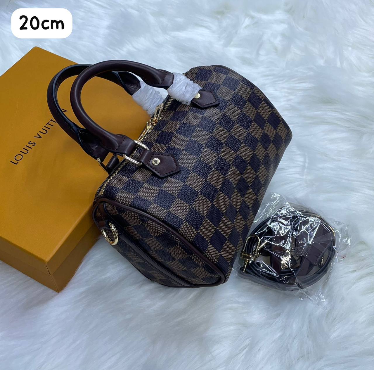 LV
with box
100 dhs✅

Zain72
♥️♥️♥️