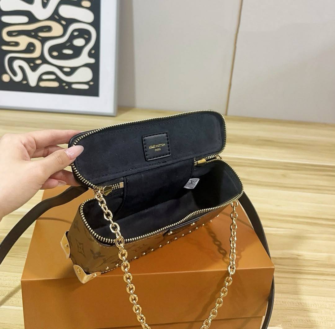 LV 
COPY ONE NEW CAME WITH BOX 
210 dhs🇦🇪🇦🇪

Zain295
♥️♥️♥️