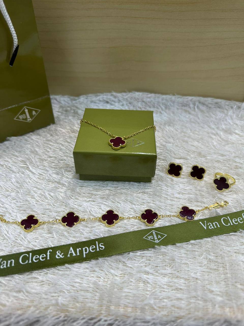 VCA SET ❤️‍🔥*
Necklace 🌸
Earring ✨
Bracelet 🍁
Ring 💍 free size ❣️
Stainless Steel 💯
Non tarnish 💯
With normal boxes 📦 
45 dhs🪙🌨️
With master box 🗃️ 
80 dhs🪙🌨️

Zain216
♥️♥️♥️