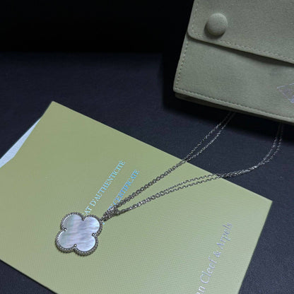 VCA
Necklace 
*Master*🍃💕
With normal box 🎁
55 dhs❣️

Zain263
♥️♥️♥️