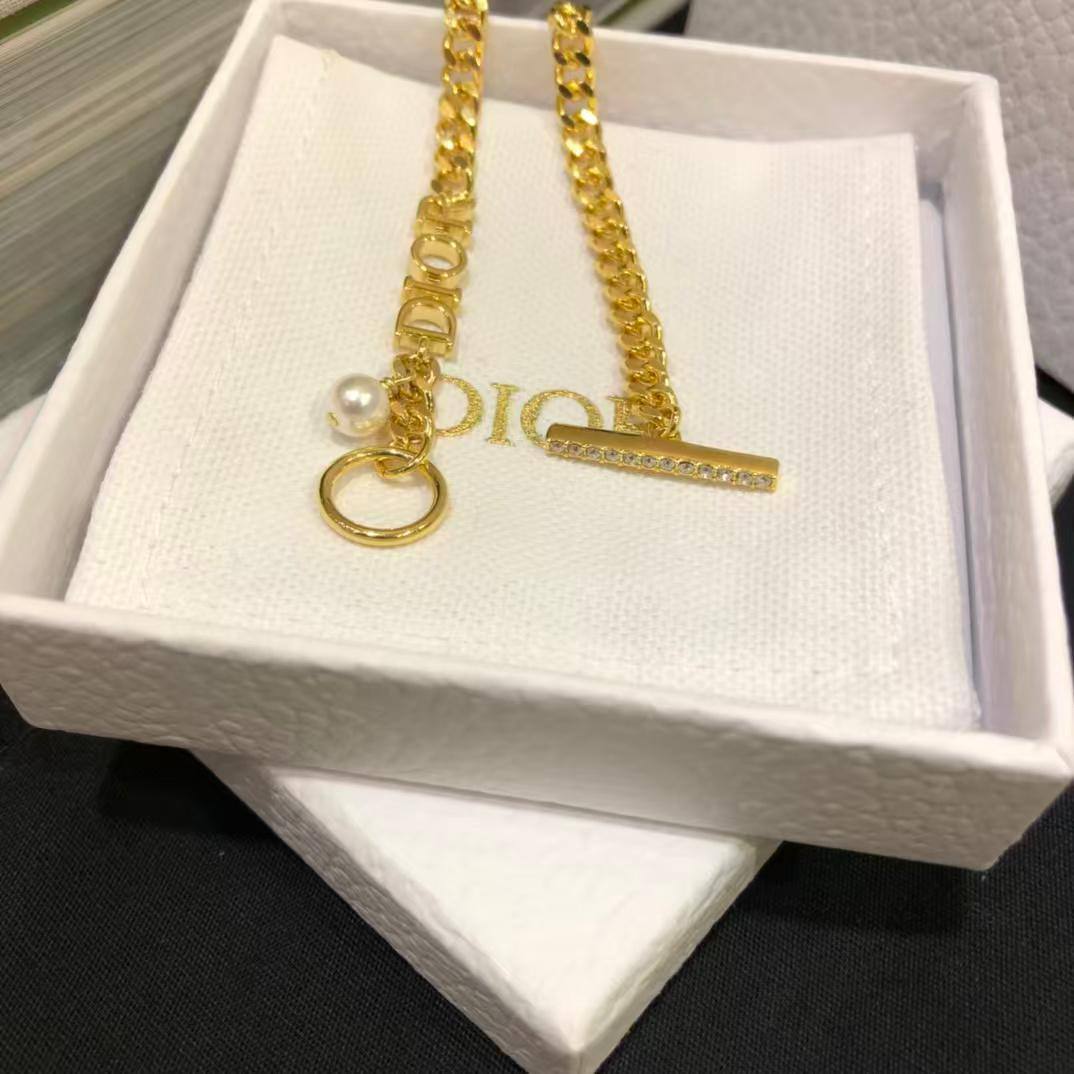 Dior 🦋*
Breslat ❤️‍🔥
Master quality 💯
With normal boxes 📦 
50 dhs🪙💕
With master box 🗃️ 
60 dhs🪙💕

Zain216
♥️♥️♥️