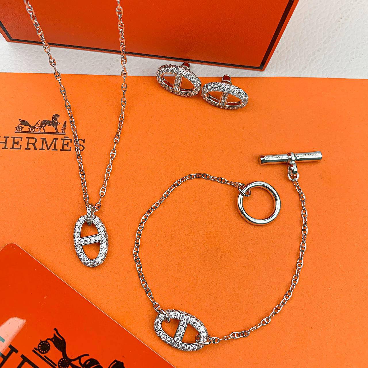 Hermes ❤️‍🔥*
Necklace 🍁
Earring🦋
Bracelet ✨
Master quality 💯
With normal boxes 📦 
135 dhs✅
With master box 🗃️ 
150 dhs✅

Zain216
♥️♥️♥️