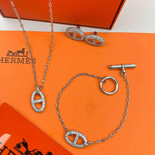 Hermes ❤️‍🔥*
Necklace 🍁
Earring🦋
Bracelet ✨
Master quality 💯
With normal boxes 📦 
135 dhs✅
With master box 🗃️ 
150 dhs✅

Zain216
♥️♥️♥️