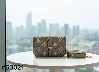 LV
ᴅɪᴀɴᴇ ᴍᴏɴᴏɢʀᴀᴍ
ɢᴀᴍᴏsᴀ ᴍᴀᴛᴇʀɪᴀʟ ɪɴsɪᴅᴇ
ɢᴏʟᴅ ʜᴀʀᴅᴡᴀʀᴇ
ᴡɪᴛʜ ʟᴏɴɢ sᴛʀᴀᴘ
sɪᴢᴇ: 24ᴄᴍ

ᴡɪᴛʜ BOX
🎁🎁🎁

105 dhs🪙🌺

Zain31
♥️♥️♥️